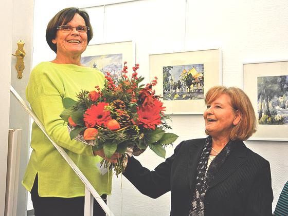 Hiltrud Broschei (rechts) überreicht der Künstlerin Heidi Eppinger einen Blumenstrauß.	Foto: privat