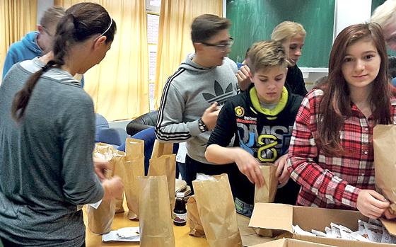 Fleißig packten die Schülerinnen und Schüler die Päckchen.	Foto: VA