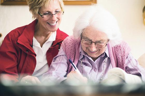 Der Umgang mit dementen Menschen kann überaus erfüllend sein. Wichtig ist, dass beide Seiten nicht überfordert werden. Hier hilft die bevorstehende Seminarreihe der Johanniter den Angehörigen von Demenzpatienten.	Foto: Johanniter