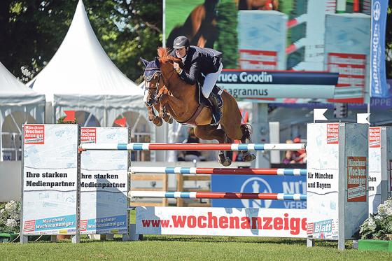 Konzentration und ein präziser Anlauf machen solche athletischen Sprünge über die Hindernisse bei der Pferd International möglich.	Foto: TS Foto