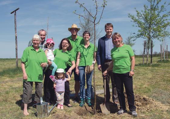 Elfriede Stadler, Hermann Schuster, Rebekka Cetinbas mit Kindern, Joachim Wimmer, Christine Hugo, BM Rupert Ostermair und Eva Maria Wirth (v. li.).	Foto: Claudia Ostermaier