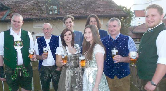 Bei der Bierprobe: Braumeister Jan Opper, Christian Kainz, Bräu Gregor Schlederer, Vroni Kainz, Bürgermeisterin Angelika Obermayr, Theresa Kainz, Festwirt Anton Kainz und der neue Braumeister Johannes Hartwig.	Foto: Otto Hartl