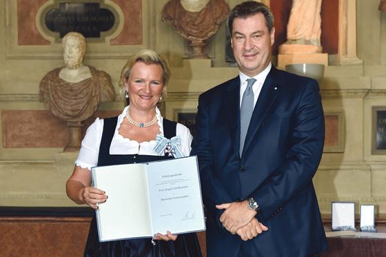 Der Bayerische Ministerpräsident Markus Söder gratulierte Angela Inselkammer zu ihrer Auszeichnung.	Foto: VA