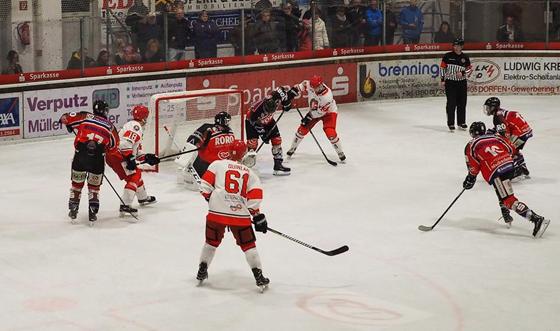 Im Hinspiel zwischen dem EHC Klostersee und den Eispiraten Dorfen gab es für die Grafinger nichts zu lachen. Am Ende hagelte es eine 3:9 Niederlage. Foto: smg/CU