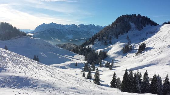 Unverspurtes Gelände und tiefverschneite Landschaften: beim Schneeschuhwandern lassen sich die winterlichen Berge abseits vom Trubel entdecken. Foto: Stefan Dohl