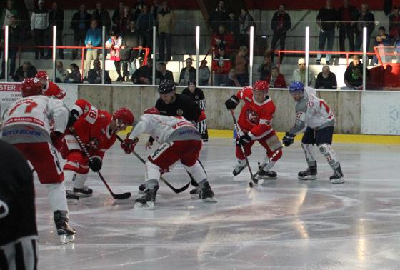 Eine Spielszene aus dem letzten Heim-Derby des EHC Klostersee gegen den TEV Miesbach, der am Sonntag im Rahmen der Verzahnungsrunde in Grafing gastieren wird. Foto: smg