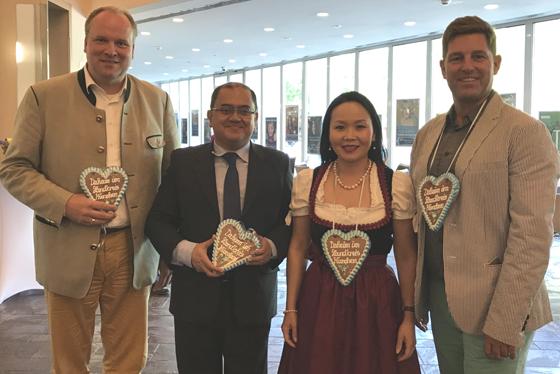 Landrat Christoph Göbel (l.) und Bürgermeister Ullrich Sander (Taufkirchen) freuten sich über die Redner: Ochmaa Göbel (2. v. r.) und Prof. Dr. Samarjit Chakraborty (2. v.l.). Foto: hw