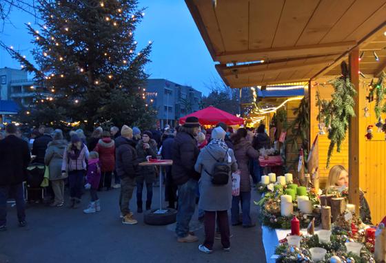 Die Zeit der Christkindlmärkte beginnt: So werden auch um den großen Christbaum am Poinger Marktplatz 22 Buden aufgestellt. Foto: Thomas Schächtl
