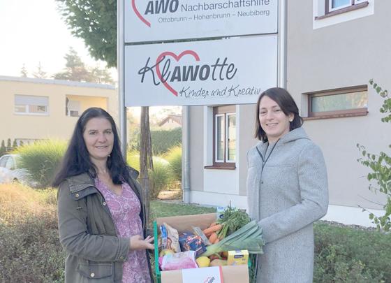 Die Leiterin der AWO-Nachbarschaftshilfe, Veronika Meßner (r.) und AWO-Mitarbeiterin Elke Schiller (l.) hoffen auf viele Spenden, damit die Lebensmittelaktion so erfolgreich wie bisher weiter laufen kann. Foto: hw