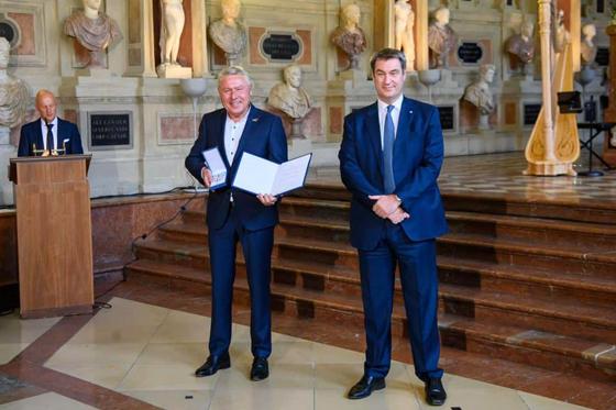 Der Taufkirchner Dietmar Holzapfel erhielt von Ministerpräsident Markus Söder (v.l.)den Bayerischen Verdienstorden überreicht.  Foto: Holzapfel