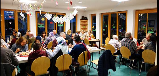 Gemeinsam mit den muslimischen Mitbürgern wird im Nachbarschaftstreff das Fastenbrechen gefeiert. Foto: Nachbarschaftshilfe Taufkirchen