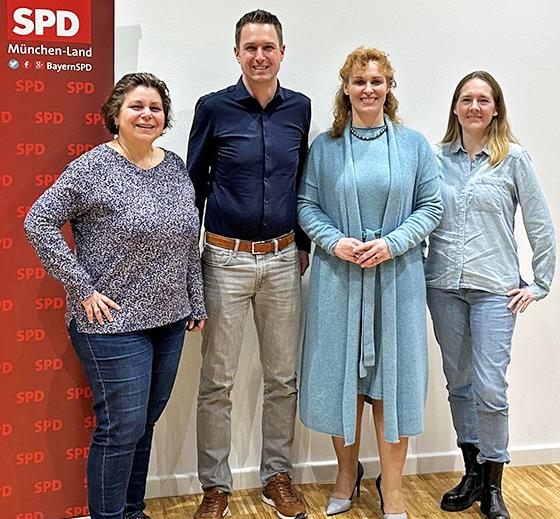 Boten den Teilnehmern einen Ausblick auf die mögliche Entwicklung der KI, Unterhachings OV-Vorsitzende Sabine Schmierl, Landtagskandidat Florian Schardt, Gründerin des KI-Unternehmens audEERING, Dagmar Schuller und Landtagskandidatin Christine Himmelberg.