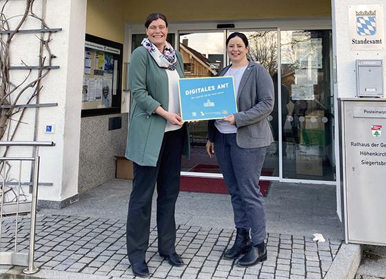 Bürgermeisterin Mindy Konwitschny und die Geschäftsleitung, Nina Schierlinger freuen sich über die Auszeichnung der Gemeinde Höhenkirchen-Siegertsbrunn als Digitales Amt. Foto: Gemeinde Höhenkirchen-Siegertsrunn