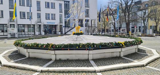 Gemeinsam wird am 1. April rund um den festlich geschmückten Brunnen in Ottobrunn gefeiert. Alle sind herzlich eingeladen. Foto: Bianca Hoffmeister