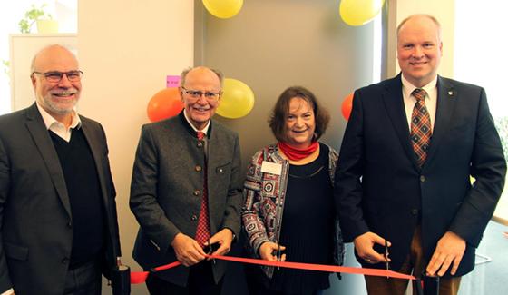 Eröffneten den Pflegestützpunkt (von links): Martin Felber (AOK-Direktor München), Bezirkstagspräsident Josef Mederer, die Leiterin des Pflegestützpunkts Maria Wastl sowie Landrat Christoph Göbel. Foto: Landratsamt München