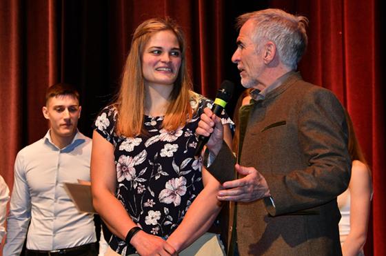 Sie ist Unterföhrings erfolgreichste Sportlerin: Ringer-Europameisterin Anna Schell vom SC Isaria im Gespräch mit Moderator Barry Werkmeister. Foto: Gemeinde Ufg/foe