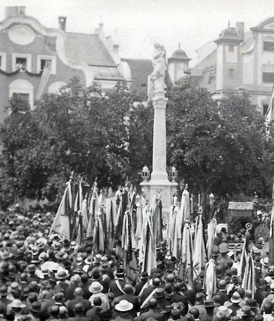 Zur Einweihung der Mariensäule im Juni 1923 nahmen an die 60 Vereine aus nah und fern mit ihren Fahnenabordnungen teil.  Foto: SKK Grafing