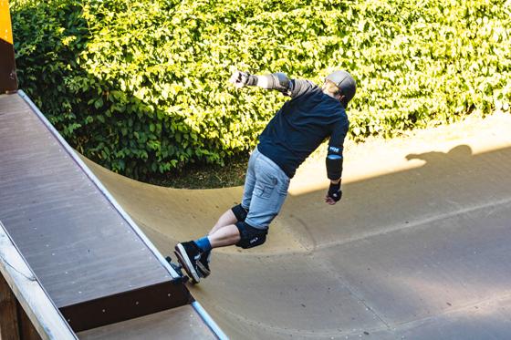 Auf der neuen Miniramp können Skater ihre Skills üben. Eine Miniramp ist für Leute gedacht, die bereits etwas Skate-Erfahrung haben. Foto: Petra Sellemond