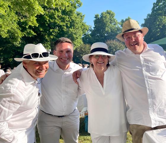 CSU-Vorsitzender Theodor Fall, Andrea und Peter Seeböck (Tracht'n Bäda) und Bürgermeister Thomas Loderer freuten sich über die vielen Besucher beim Weißen Fest. Foto: hw