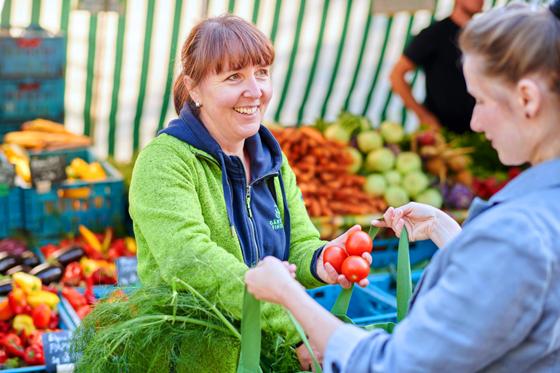 Ein Einkauf auf dem Poinger Wochenmarkt ist gut für Umwelt und das eigene Wohlbefinden. Foto: Deutsche Marktgilde