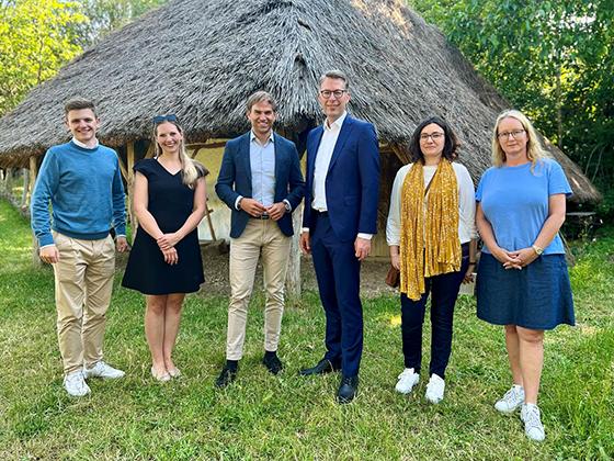 CSU München-Land war zu Gast im nördlichen Landkreis (v.l.): Nevio Zuber, Dorothea Wallura, CSU-Ortsvorsitzende, Maximilian Böltl, CSU-Landtagskandidat, Markus Blume, Staatsminister, Jennifer Bagley, Museumsleiterin Bajuwarenhof, Karin Hobmeier, Bezirksrä