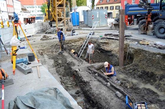 Aufschlussreicher Blick auf die Grabungsarbeiten der Firma Baumgartner Archäologie am Ebersberger Marienplatz. Ein Vortrag dazu findet am 5. Juli. Foto: Baumgartner Archäologie