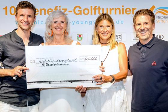 Strahlende Gesichter bei der Scheckübergabe (von links): Thomas Müller, Karin Neumeier, Bettina Glönkler und Michael Leopold. Foto: Nadine Rupp