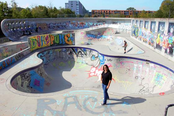 Stadträtin Kathrin Abele zeigt hier den Skatepark im Hirschgarten. Foto: Nadine Roithmaier, SPD/Volt