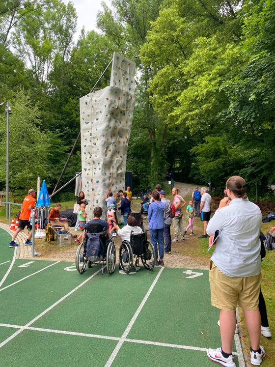 Der eigens aufgebaute Kletterturm übte auf viele Teilnehmende eine besondere Faszination aus. Foto: VA