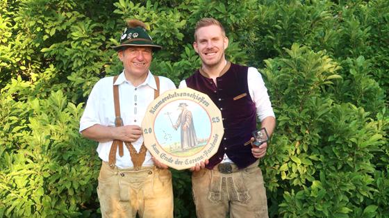 1. Schützenmeister Werner Horn (l.) und Florian Neuner (r.), Gewinner der Corona Scheibe. Foto: SG Unterhaching