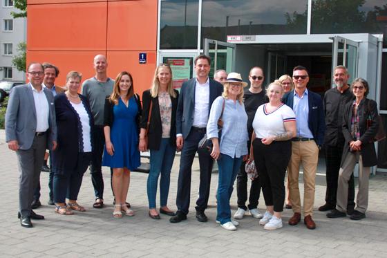 Vor dem Kulturhaus am Curt-Mezger-Platz trafen sich die CSU-Vertreter mit Pfarrerin Anne Blickhardt und Gerd Meisel (Vorsitzender Diakonieverein). Foto: job