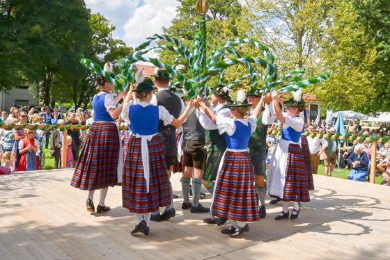 Höhepunkt des Erntefestes D'Hachingertaler ist der Kronentanz, der von den Mitgliedern aufwendig einstudiert wird. Foto: D'Hachingertaler