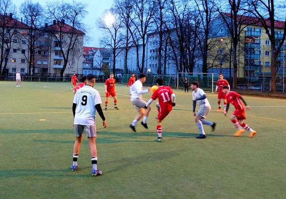 Viele Duelle zwischen Traditionsvereinen bieten die Fußballligen im Kreis München  hier die Partie zwischen SC München Süd und FC Sportfreunde München. Foto: bas