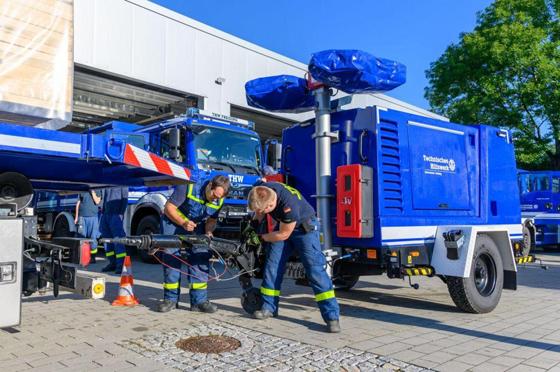 Für den Einsatz in Slowenien wurden Brückenteile mit einem Gewicht von rund 80 Tonnen verladen. Foto: Bergauer Bernhard fotomedia24@gmx.de