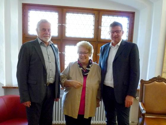 Bürgermeister Ulrich Proske (r.) verabschiedete Monika Thie-Samii und begrüßte Michael Münch (l.) im Behindertenbeirat der Stadt Ebersberg. Foto: Ebersberg