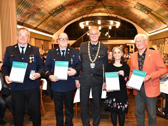 Feierlich geehrt wurden Georg Spenger (l.), Stefan Pichler (2. v. l.), Zahra Taher und Alfons Kraft (r.). Sie freuen sich zusammen mit Bürgermeister Dr. Dietmar Gruchmann (Mitte) über ihre Ehrenurkunden. Foto: Felix Benjamin Brümmer