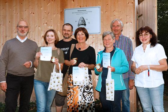 Der Vorstand mit den glücklichen Gewinnerinnen: Vorsitzender Franz Rudolf, Martina Stark, der Stellv. Vorsitzende A. Röhrmoser, M. Wirnitzer, A. Engelhard, Vereinskassier M. Huber und Pressereferentin Chr. P. Tarnikas (v.l.n.r.). Foto: Lorenz Hansen