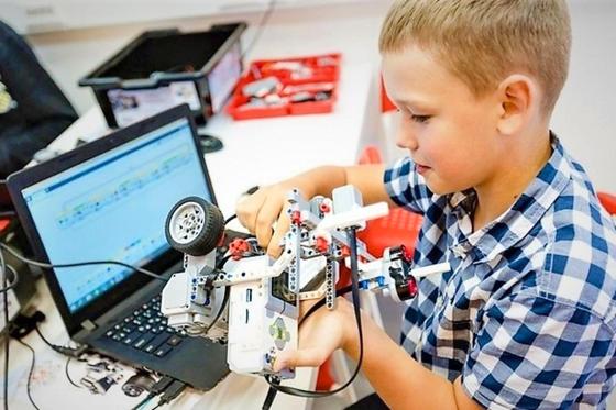 In die Welt der Robotik eintauchen können kleine Forscher in den Herbstferien im Pelkovenschlössl.  Foto: Liga der Roboter