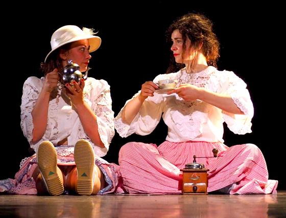 Trude und Rosalie lassen das Publikum in eine humorvolle, spielerische und zugleich mystische Welt eintauchen. Foto: Maciej Schwarz