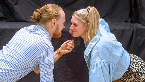 Auf gute Unterhaltung darf man sich bei dem Stück "Helges Leben" im Soundcafé freuen. Foto: Theater Heidekraut