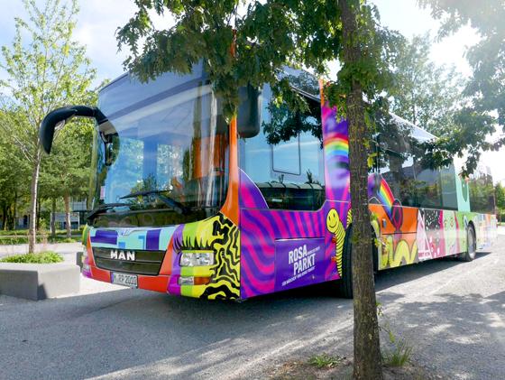 Der umgebaute Bus von IMMA, der Initiative für Münchner Mädchen, steht immer dienstags von 15.30 bis 20 Uhr am Moosacher St.-Martins-Platz. Foto: IMMA e.V./Caroline Marot