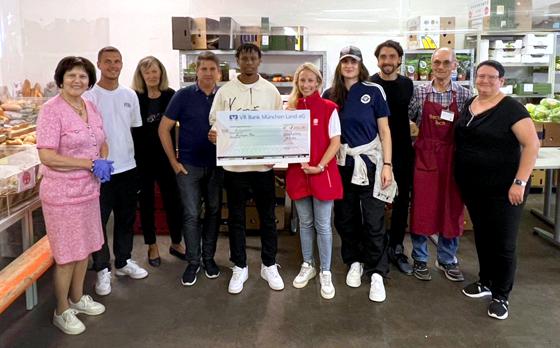 Als Spieler des Monats entschied sich Boipelo Mashigo von der SpVgg dafür, den Spendenscheck an die Helfer des Caritas Tisches zu übergeben. Foto: SpVgg Unterhaching