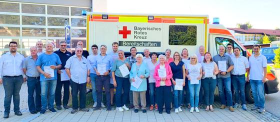 Von fünf bis zu 60 Jahren sind diese Herrschaften treue Mitglieder im BRK-Kreisverband Erding. Foto: BRK