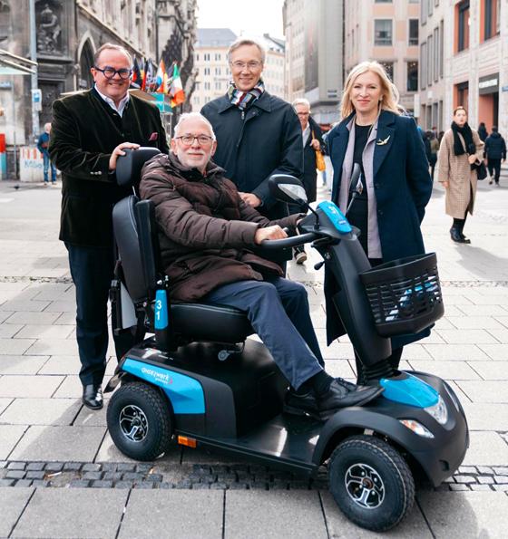 Endlich ist er da, der Elektromobilverleih in der Altstadt. Georg Dunkel (hinten Mitte) und Clemens Baumgärtner (hinten links) haben ihn gemeinsam mit Stephanie Lerf und Dr. Georg Kronawitter (vorne) eröffnet. Foto: LHM, Noel Laas