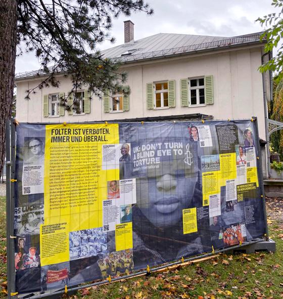 Im Garten der Mohrvilla kann man sich über 75 Jahre Menschenrechtserklärung informieren.  Foto: Sophie Schröder