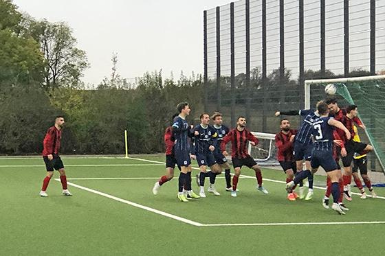 Kampfspiel: FC Kosova und die Amateur-Löwen. Foto: A. Seeler