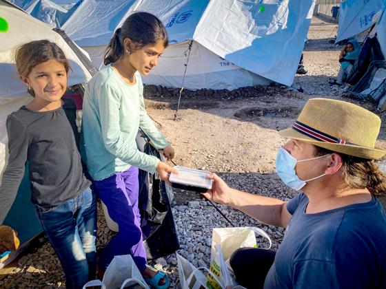 Pascal Violo und sein Team gehen in Flüchtlingslager und versorgen dort die Menschen mit Sachspenden, für deren Finanzierung er u.a. solche Benefizvorträge hält. Foto: Pascal Violo