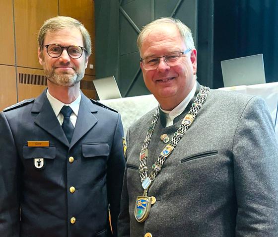 Bürgermeister Wolfgang Panzer (r.) und Erster Polizeihauptkommissar Siegfried Graf standen den Bürgern Rede und Antwort. Foto: hw