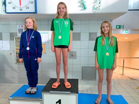 Die Besten über 200 Meter Brust im Jahrgang 2013 (von links): Marlene Kramer (Platz 2), Luna Oettrich (Platz 1) und Martina Ambrosi (Platz 3). Foto: TSV Vaterstetten, Abteilung Schwimmen