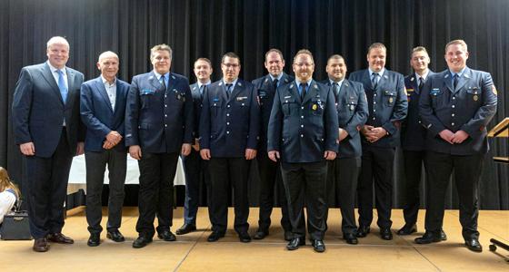 Landrat Christoph Göbel und der 2. Bürgermeister von Unterschleißheim, Tino Schlagintweit (v.l.) mit den Feuerwehrleuten, die für ihr Engagement im Ahrntal ausgezeichnet wurden.  Foto: Robert Kiderle